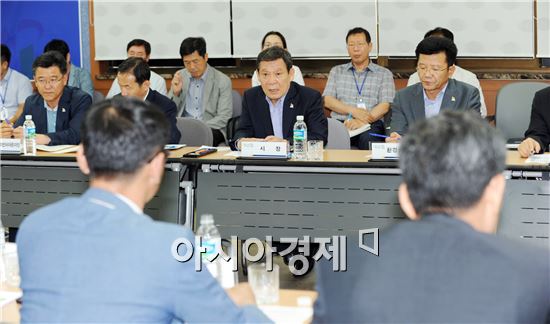[포토]윤장현 광주시장, 환경공단서 현안토론회 개최 