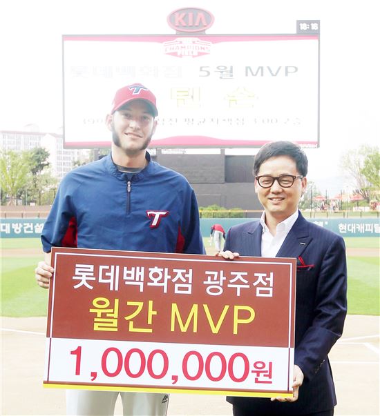 KIA타이거즈 투수 스틴슨, 롯데百 광주점 5월 MVP 수상