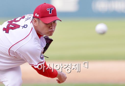 [포토]김진우, '강렬한 눈빛 투구'