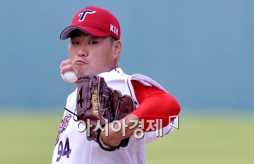 [포토]역투하는 KIA 선발 김진우