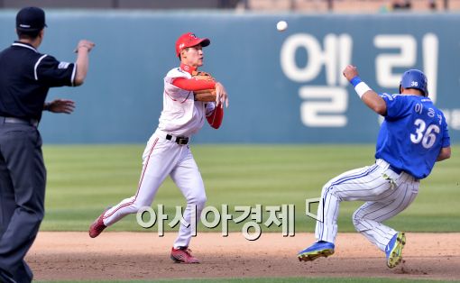 [포토]강한울, '병살로 처리해야하는데~'