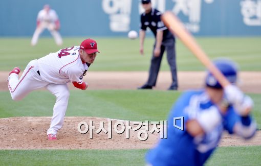 [포토]삼성 타선을 상대로 역투하는 김진우