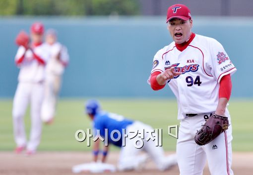 [포토]김진우, '이홍구, 도루 저지 좋았어!'