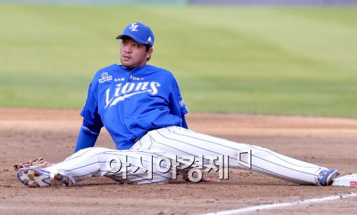 [포토]채태인, '박석민, 자꾸 어렵게 송구할래?'