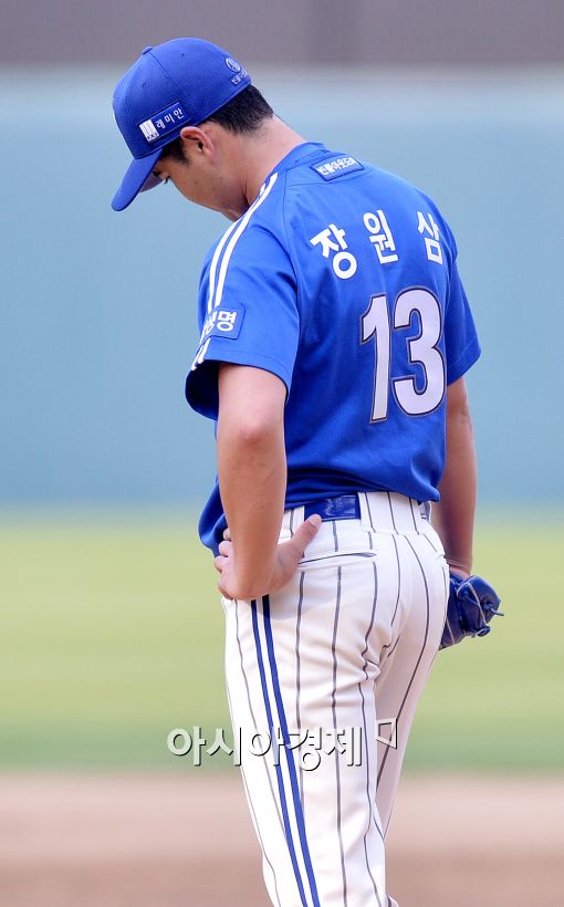 [포토]고개 떨군 삼성 선발 장원삼