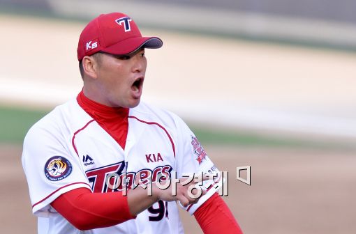 [포토]김진우, '이홍구, 리드 좋았어!'