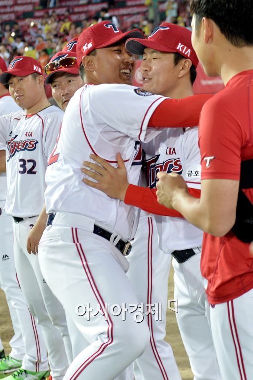 [포토]김병현, '간지럽게 왜 이래요~'