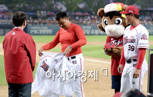 [포토]선수 유니폼 반납하는 김상훈