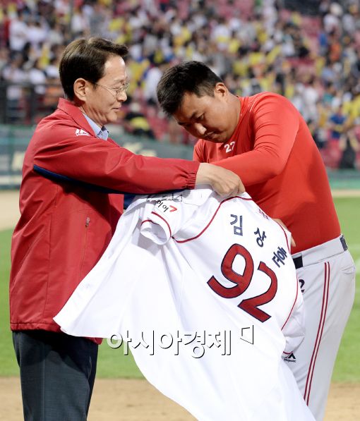 [포토]코치 유니폼으로 갈아입는 김상훈