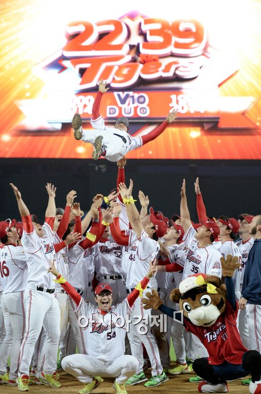 [포토]헹가래 받는 유동훈