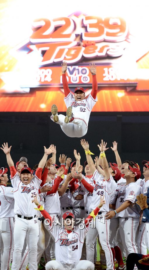 [포토]헹가래 받는 김상훈