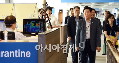 [포토]공항 입국장 발열 검사 확인하는 최경환 국무총리 대행