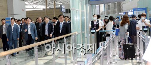 [포토]인천공항 검역 상황 살펴보는 최경환