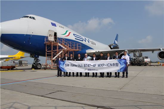 14일 오전 인천공항 화물터미널에서 개최된 실크웨이 이탈리아 신규 취항식에서 프란체스코 리바우도 실크웨이 이탈리아 사장(사진 왼쪽에서 5번째), 임병기 인천공항공사 복합도시사업처장(왼쪽에서 6번째), 이욱재 실크웨이 웨스트 항공 한국지사 대표(왼쪽에서 7번째), 백순석 샤프에비에이션 사장(왼쪽에서 2번째), 김평수 (주)에어맨 사장(오른쪽에서 3번째) 등 관계자들이 기념 촬영을 하고 있다.
