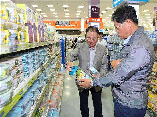 김재홍 KOTRA 사장이 14일 농협 하나로클럽 양재점의 중소기업 산업현장을 방문, 메르스 관련 수출애로 사항을 청취하고 관계자들을 격려하고 있다. 

