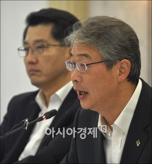 임종룡 금융위원장이 지난 15일 열린 금융규제개혁추진회의에서 이야기를 하고 있다. 