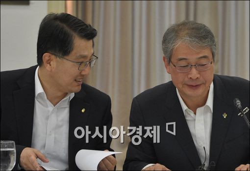 [포토]귀속말 나누는 임종룡·진웅섭