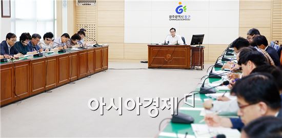 광주 동구는 15일 3층 상황실에서 국·과장 및 동장이 참석한 가운데 6월중 확대간부회의를 개최했다. 이날 회의를 주재한 임영일 동구청장 권한대행은 부서별 역점사업이 차질 없이 추진될 수 있도록 최선을 다해줄 것을 당부했다. 사진제공=광주시 동구
