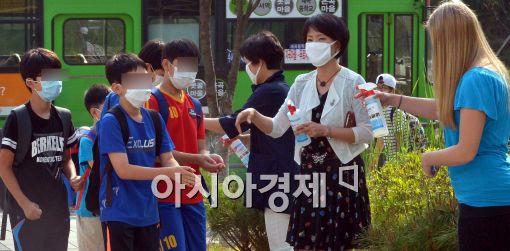 [포토]마스크 쓰고 등교하는 학생들