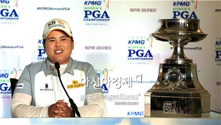 박인비가 KPMG챔피언십 우승 직후 공식 기자회견에서 취재진의 질문에 답하고 있다. 해리슨(美 뉴욕주)=Getty images/멀티비츠