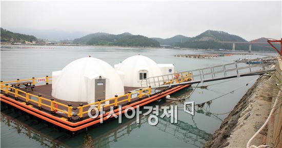 바다 위에서 휴식과 함께 짜릿한 손맛을 즐길 수 있는 해상 펜션이 완도군 고금 윤동리에 시설되어 16일 준공식을 가진다.