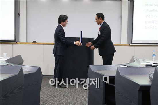 지난 13일 삼화페인트 허성 사장(사진 오른쪽)은 한국생산성학회(학회장 임호순 고려대 교수, 사진 왼쪽)로부터 경영생산성 향상에 대한 공로로 생산성CEO 대상을 받았다