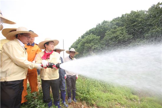 남경필 경기지사가 가뭄으로 물이 부족한 논에 용수를 공급하고 있다. 