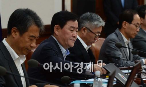 [포토]최경환 총리대행, 국무회의 주재 