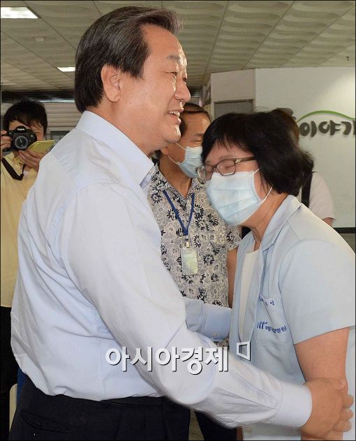 [포토]의료진 안아주는 김무성 대표