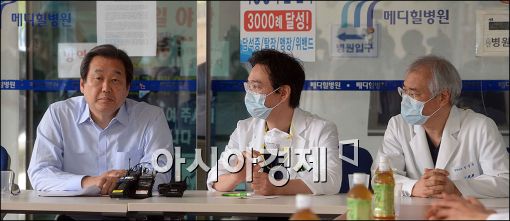[포토]메디힐 병원 찾은 김무성 대표