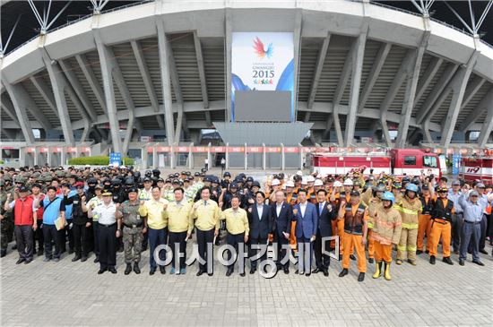 광주U대회 대테러ㆍ안전대책본부는 16일 광주유니버시아드 주경기장에서 국정원 광주지부와 광주시ㆍ군ㆍ경ㆍ소방ㆍ환경청ㆍ가스안전공사 등 민ㆍ관ㆍ군 합동 9개 기관 500여명이 참여한 가운데 ‘대테러종합훈련’을 실시했다. 
