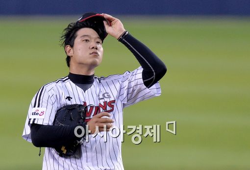 [포토]류제국, '오늘 경기 안 풀리네~'