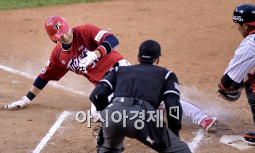 [포토]김원섭·유강남, '누가 빠를까'