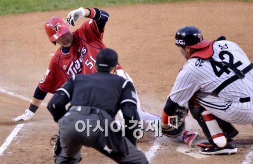 [포토]홈에서 아웃되는 KIA 김원섭