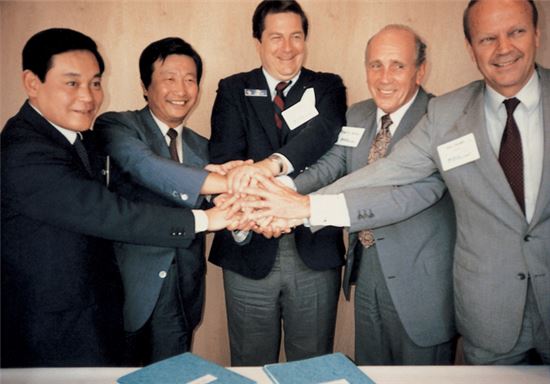1985년 6월 이건희 삼성그룹 회장(당시 부회장)과 UTC그룹(P&W최대주주) 그레이 회장이 참석한 가운데 프랑스 파리에어쇼 현장에서 PW4000 엔진 국제공동개발사업(RSP)에 대한 양사간 협력 합의가 이루어졌다
