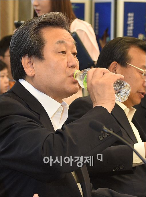 [포토]속 타는 김무성 대표
