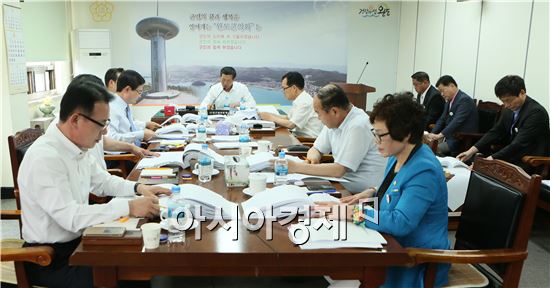 완도군의회(의장 김동삼)는 지난 15일부터 2일간 제232회 임시회를 열어 21건의 조례안 및 동의안을 처리했다.
