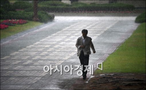 [포토]"비온다, 우산없다. 뛰자"