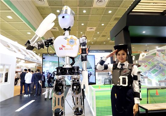 지난 5월 SK텔레콤이 WIS2015에서 시연한 5G로봇(사진:SKT)