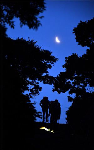 산행객들이 노고단고개를 오르고 있다.