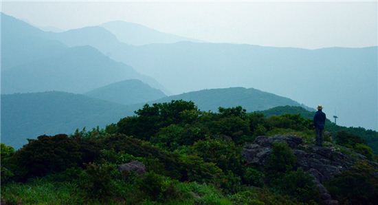 전망대에서 천왕봉을 보고 마주 선다. 반야봉(1732m), 삼도봉(1499m) 그리고 최고봉인 천왕봉(1915m)으로 이어진 지리산 100리 주릉이 한눈에 든다. 
