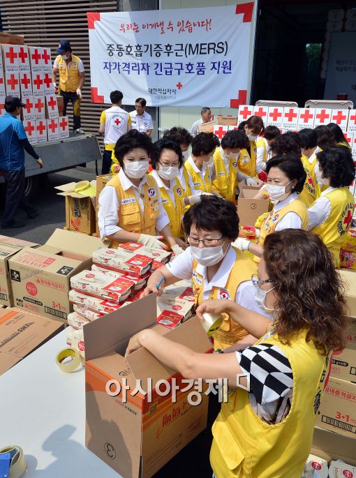 [포토]메르스 자가격리자를 위한 응급구호품 제작하는 대한적십자사