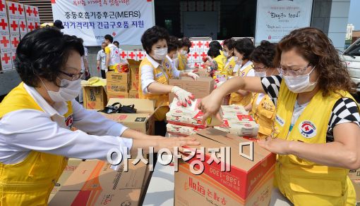 [포토]대한적십자사, 서울지역 메르스 자가격리자 위한 응급구호품 제작