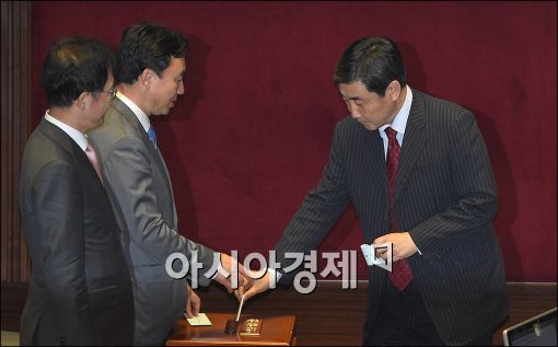 [포토]투표하는 이종걸 원내대표