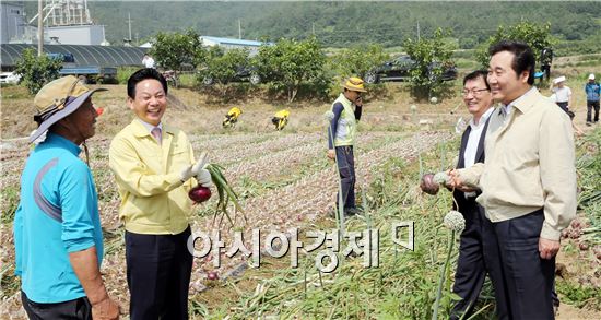 [포토]이낙연 전남도지사, 영암군 일손돕기 지원현장 방문