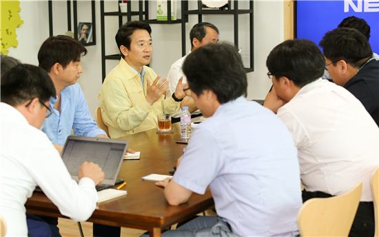 남경필 경기지사가 18일 도지사 집무실에서 메르스 관련 약식 기자간담회를 갖고 현안에 대해 설명하고 있다. 