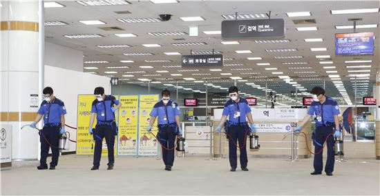 김포국제공항 국제선 입국장에서 방역작업이 이뤄지고 있다.