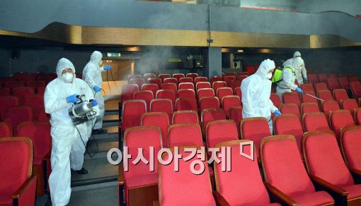 [포토]대학로 소극장 메르스 확산 방지 방역소독 실시