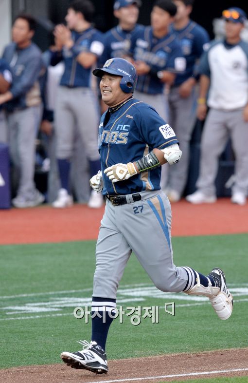 [포토]이호준, '위풍당당, 300번째 홈런 발걸음'