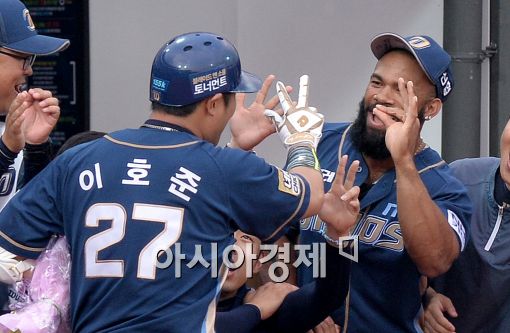 [포토]이호준, '테임즈와 깨알같은 300호 세리머니!'